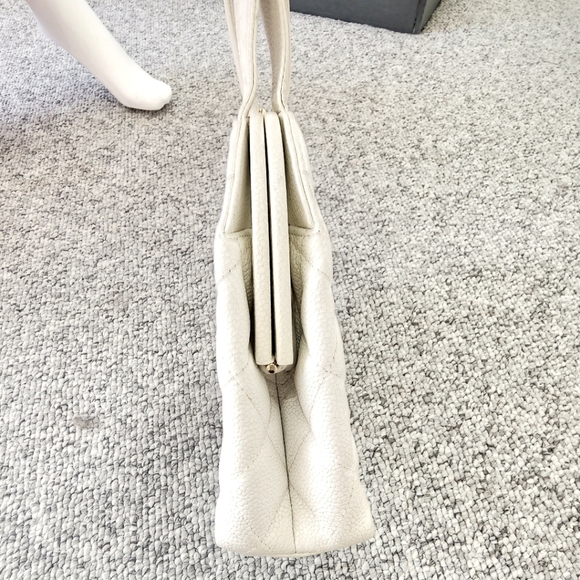 Vintage Chanel White Caviar Bag with Gold Hardware - Picture 6 of 8